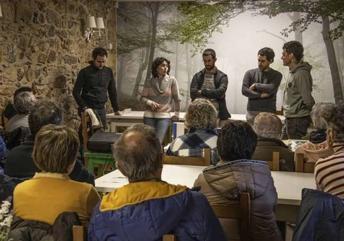 Merienda-tertulia sobre la huella de lo que elegimos para comer, en Igartubeiti