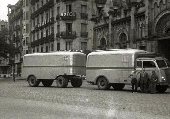 Fachada de la Alhóndiga y Hotel Biarritz.