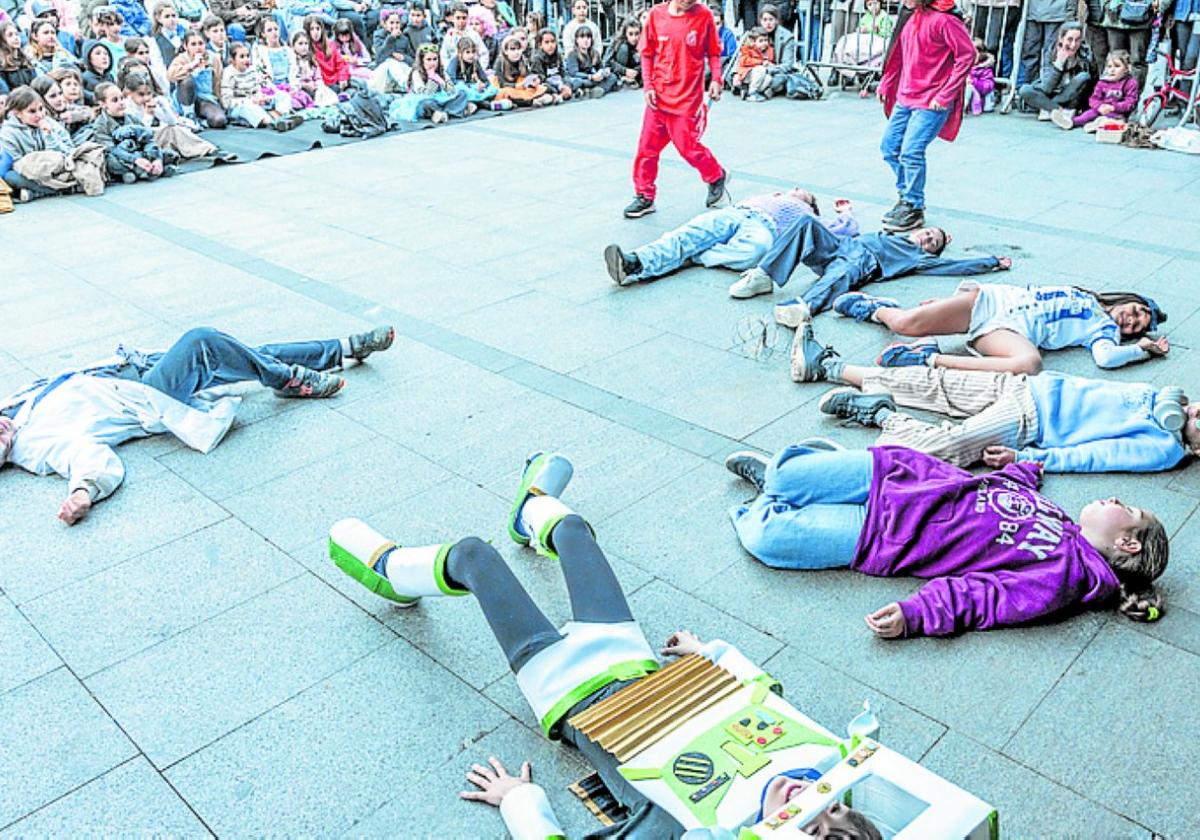 Teatro en la calle con los alumnos de Kukuka