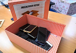 Solo cuatro de cada diez colegios regulan el uso de teléfonos del profesorado