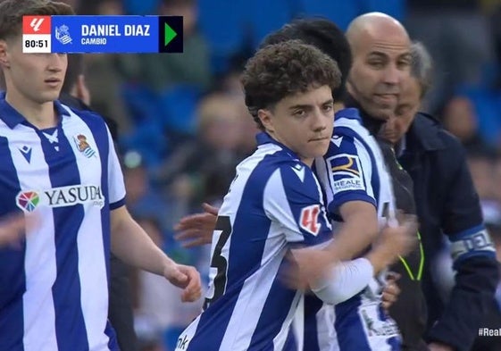 Dani Díaz ingresa al terreno de juego