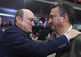 Andoni Ortuzar y Aitor Esteban sellan el relevo con un emotivo abrazo ayer en Donostia.