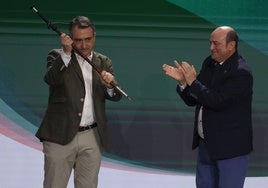 Aitor Esteban recibe de manos de Andoni Ortuzar la makila de presidente del EBB del PNV.