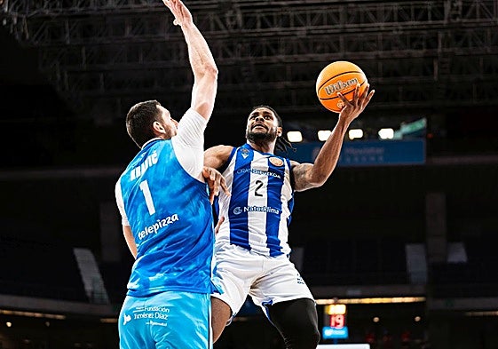 Xavier Johnson entra a canasta ante Dejan Kravic.