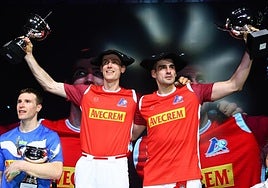 Rezusta y Ezkurdia lucen sus trofeos y txapelas que les distinguen como nuevos campeones del Campeonato de Parejas de pelota