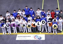 Finalistas y organizadores junto a la reconocida Reyes Azkoitia, y los manistas de la escuela que jugaron a 'barrus' en apoyo a Euskaraldia.