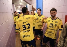 Pacheco, dorsal 35, a punto de salir a la cancha de Artaleku.