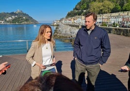 La parlamentaria vasca Ana Morales con el portavoz municipal del PP Borja Corominas, ayer en Donostia