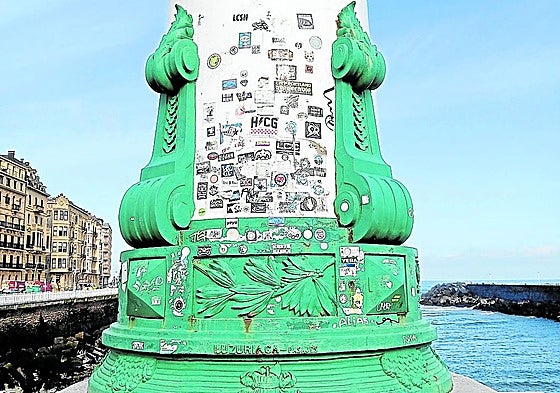 El lector Sebas Agirretxe nos envía esta imagen con el siguiente comentario: «Es una vergüenza que una de las farolas del puente del Kursaal de nuestra querida Donostia esté llena de pegatinas. Diariamente pasan por ahí miles y miles de personas y está a la vista de todos menos, al parecer, de quienes dirigen nuestro Ayuntamiento».