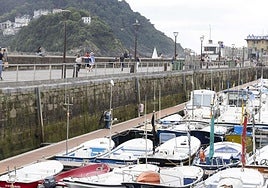 Algunos de los barcos atracados en el muelle de Donostia.
