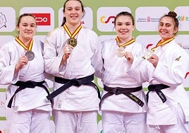 Lore Austing, tercera por la izquierda, con su medalla.