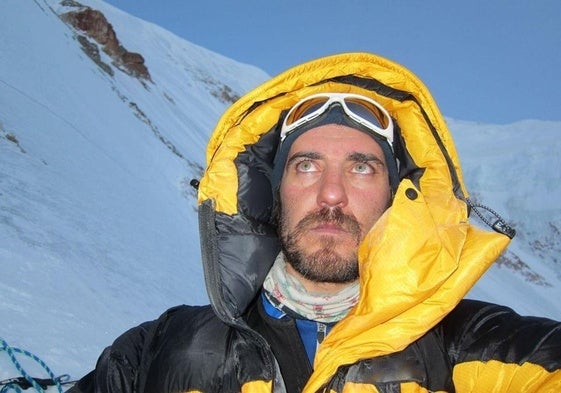 Alex Txikon se despide del montañero Carlos Suárez.