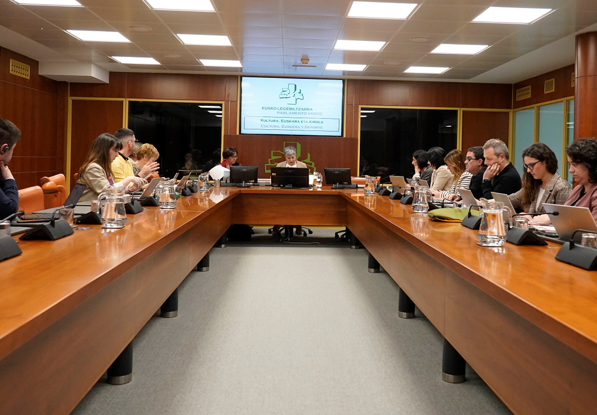 La comisión de deporte termina con tarjeta roja