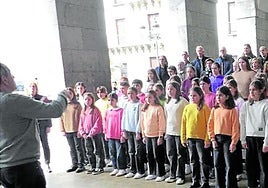 Iraurgi Abesbatzaren eta Bizkargi Abesbatzaren emanaldia Kontzejupean.