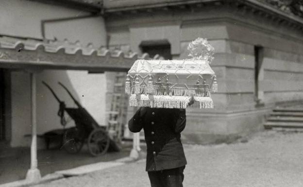 Un funcionario del cementerio donostiarra de Polloe con el ataúd de un bebé, en 1923.