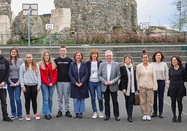 El alumnado y profesorado del centro de secundaria Toki Alai posa junto con las autoridades locales y provinciales.