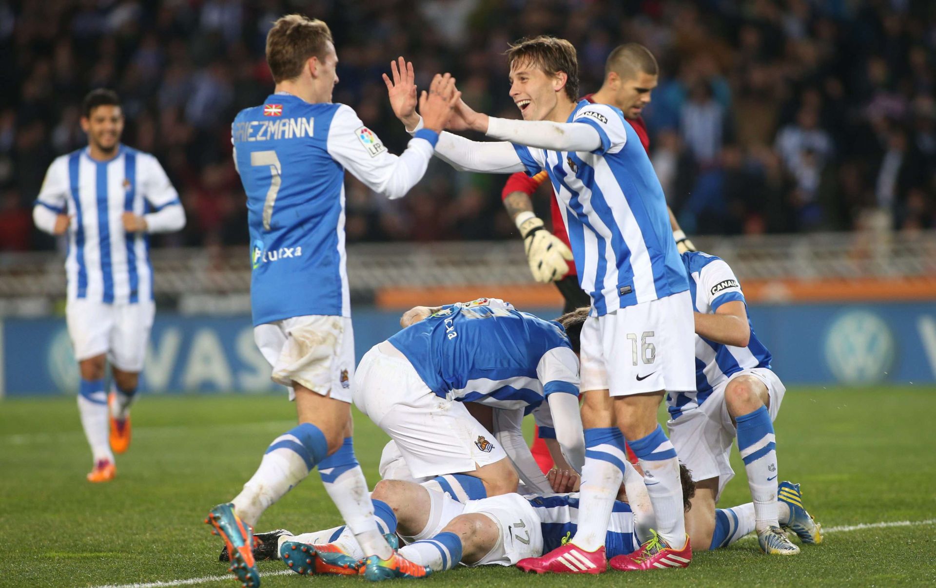 Canales choca las manos con Griezmann tras un gol al Barcelona en 2014 con la Real Sociedad