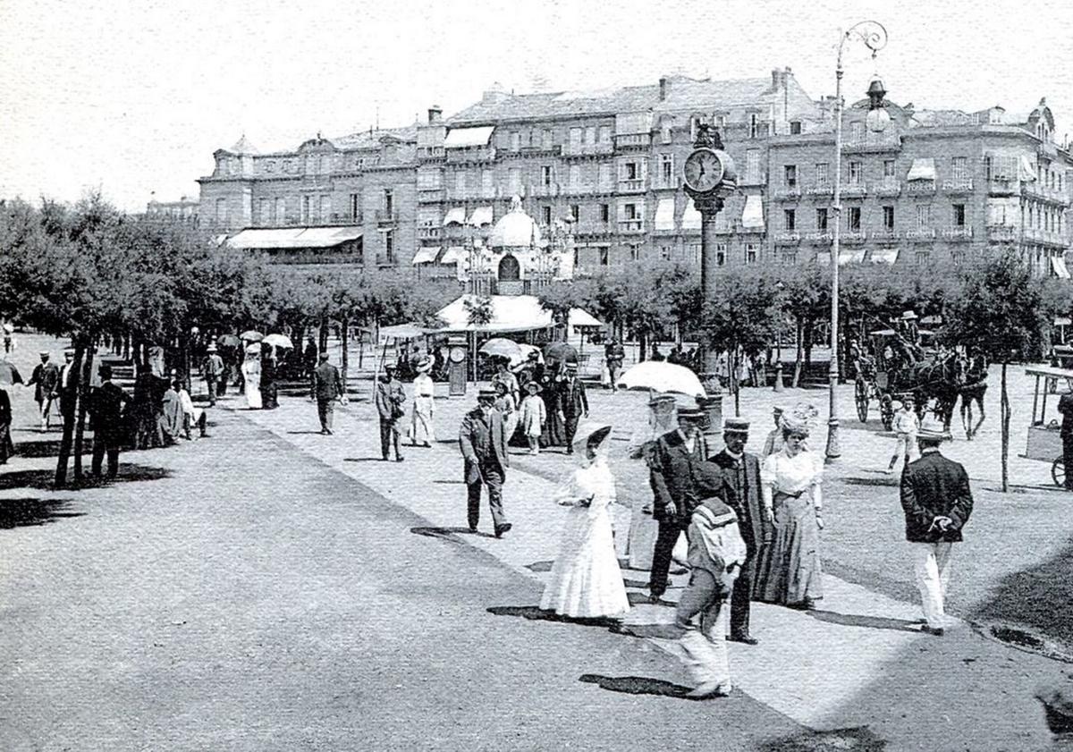 Imagen principal - La plaza Cervantes, hacia 1900. Debajo, el Ensanche Cortázar en 1863, con el Rondeau, hoy plaza Cervantes, determinante en el planeamiento de la ciudad.