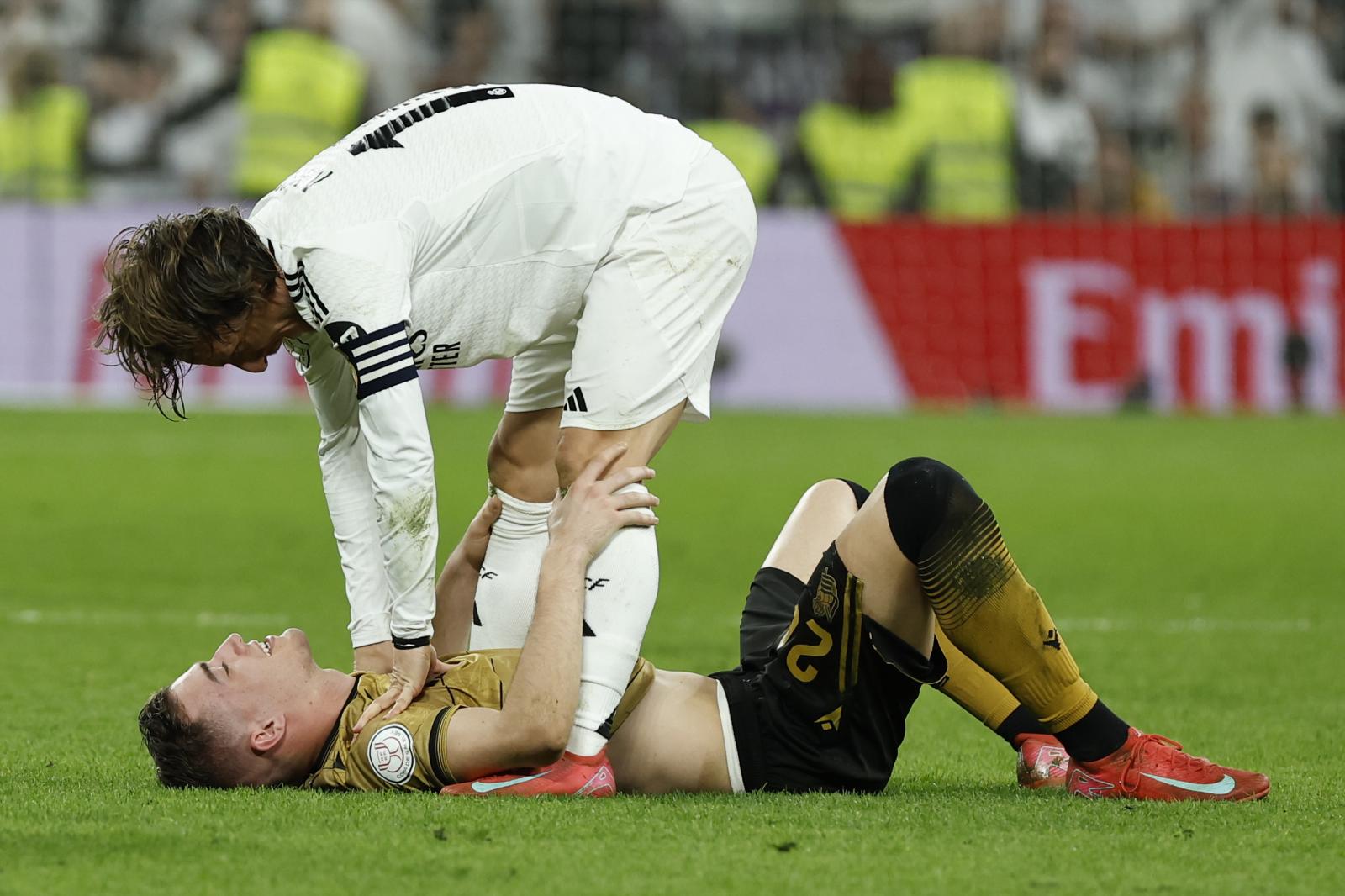 Modric trata de consolar a Barrene en el Santiago Bernabéu