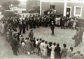 Corporación altzatarra en el homenaje a Leandro Aizpurúa.