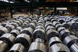 Bobinas de acero en una fábrica de ArcelorMittal en Euskadi.