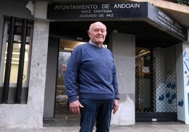 Ramón Iriarte, ante el juzgado de paz de Andoain que regenta desde hace 36 años.