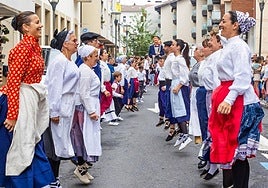 Harribil dantza taldetik dantzari asko pasatu dira 30 urte hauetan.