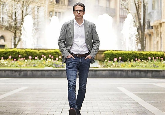 El portavoz parlamentario, Pello Otxandiano, pasea por la plaza Bilbao de Donostia.