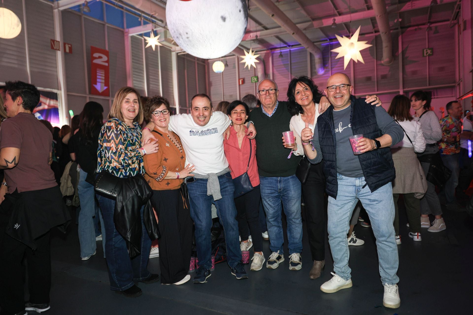 Miles de irundarras reviven los años 80 y 90 en la fiesta Flashback