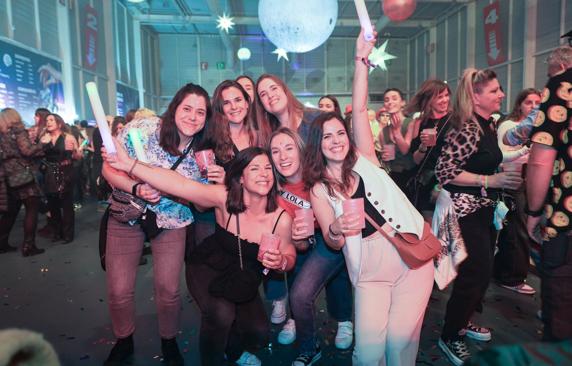 Miles de irundarras reviven los años 80 y 90 en la fiesta Flashback