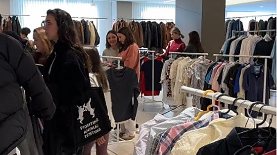 La tienda efímera que vende en San Sebastián ropa de marca a nueve euros