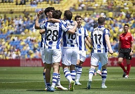 Segio Gómez, frente a la marca de Mika Mármol en el encuentro de Gran Canaria.