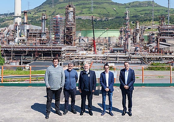 Representantes de EH Bildu y Petronor este lunes en Muskiz.