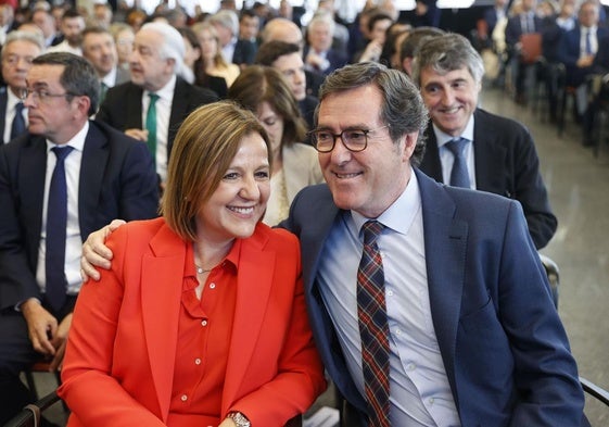 Tamara Yagüe, con el presidente de la CEO, Antonio Garamendi, en una foto de archivo.