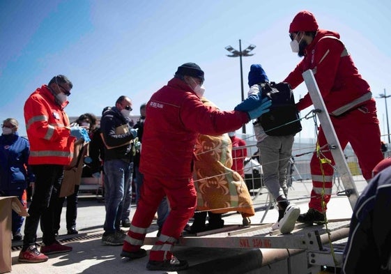 Miembros del 'Aita Mari' ayudan a desembarcar a varias personas en Salerno.