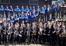 Foto de familia de los socios, asistentes y la banda de Zumarraga en el emotivo acto del sábado en Auzokoak.
