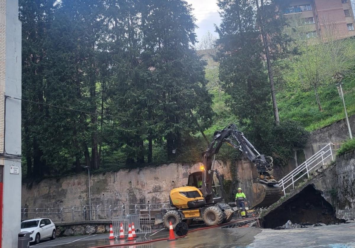 Arrancan las obras de cimentación para la instalación del tercer ascensor en Floreaga