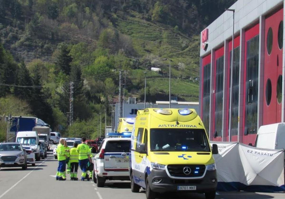 Sanitarios y ertzainas en el polígono industrial en el que se ha producido el atropello mortal.