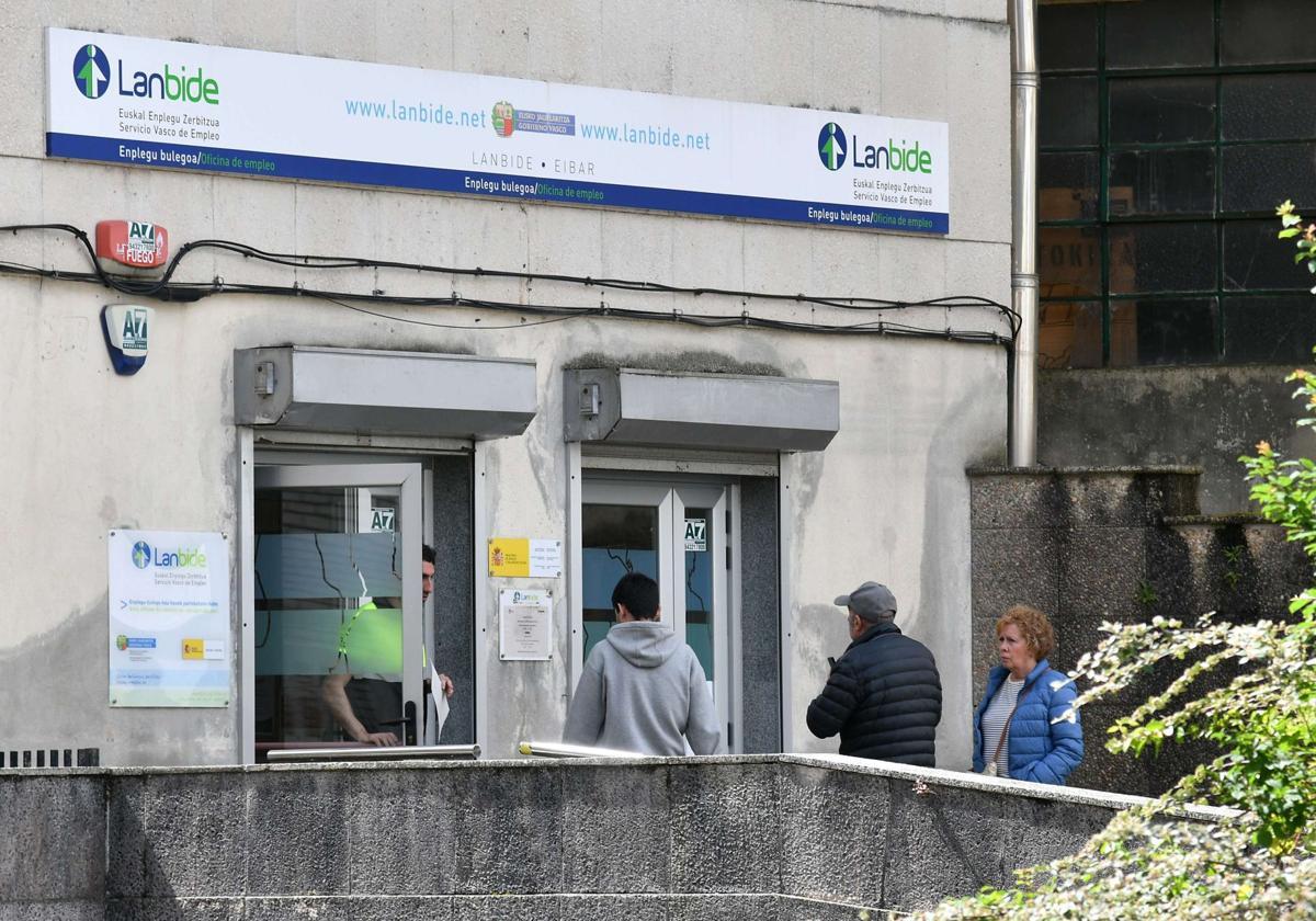 Casi diez mil perceptores dejan de cobrar la RGI el último año y Lanbide se ahorra 4 millones