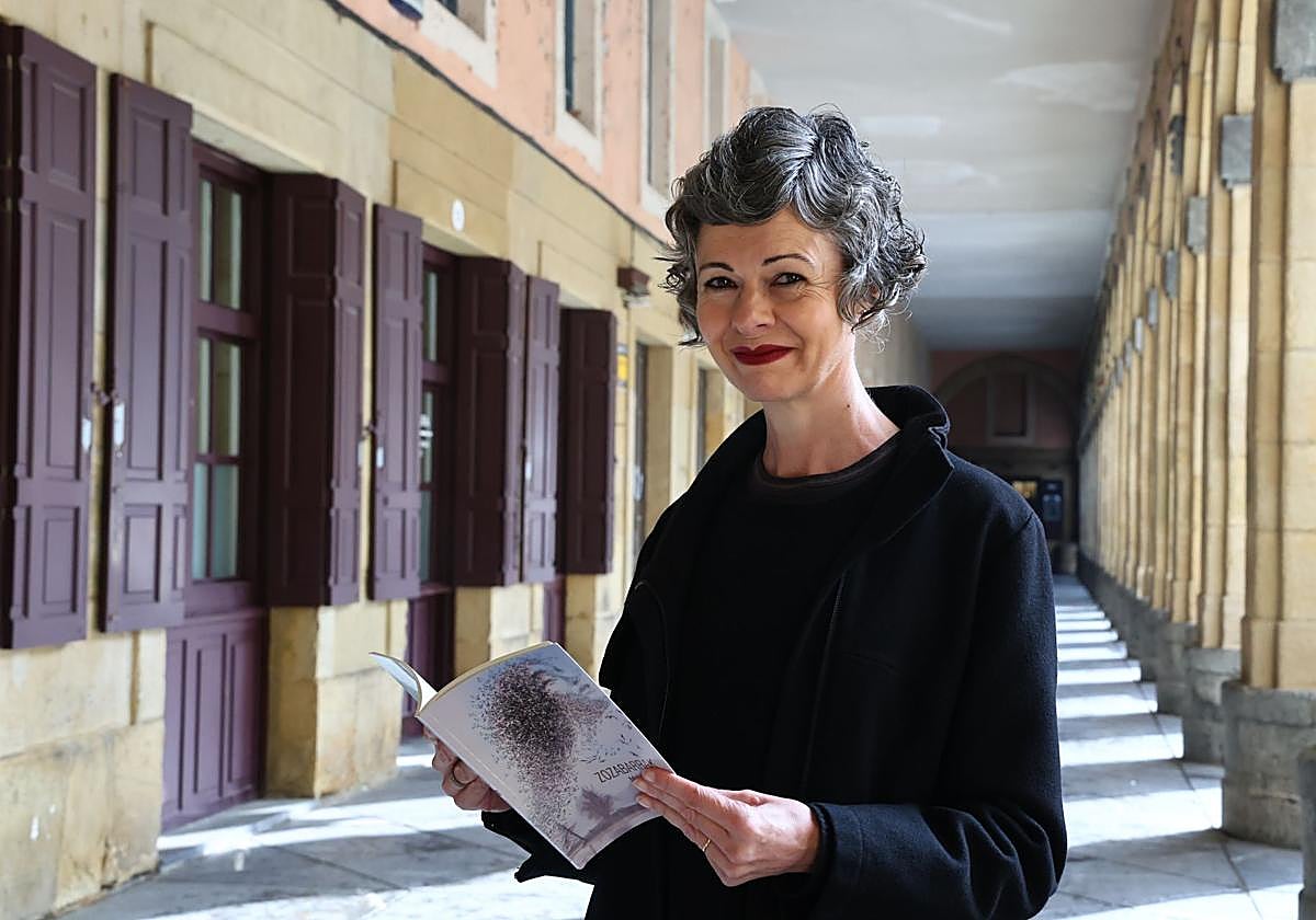 Maixa Zugasti idazlea, agerraldiaren aurretik.