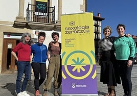 Blanka Jauregi, María Oses, Amets Beltrán d Guevara, Miren Lopez de Arregi y la concejala Gladys Fernández Urizar.