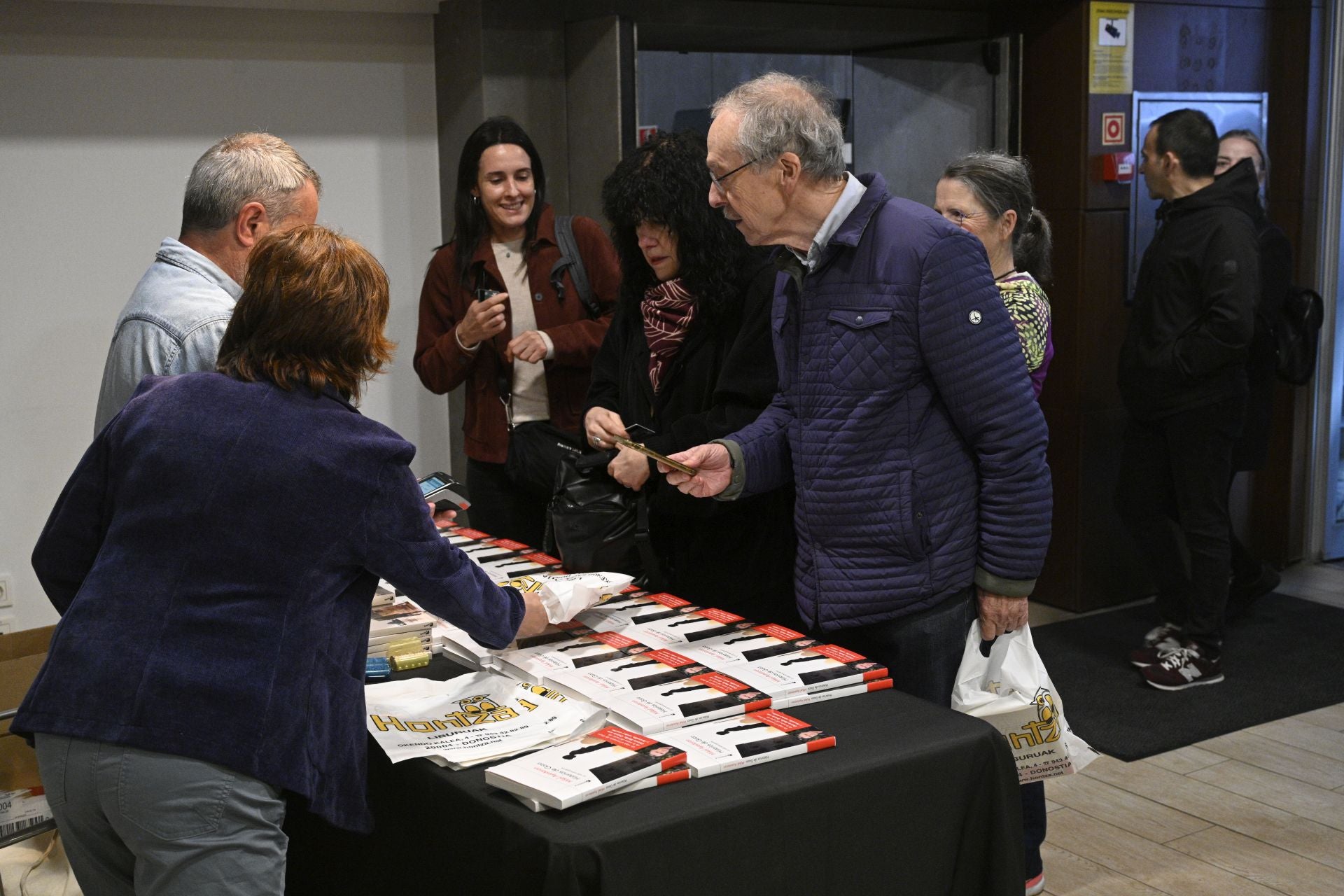 Mikel Ayestaran presenta su libro &#039;Historias de Gaza. La vida entre guerras&#039;