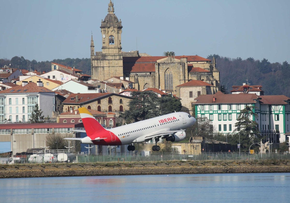 Iberia reduce más las conexiones entre San Sebastián y Madrid y elimina un vuelo