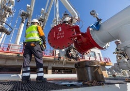 Imagen de archivo de un trabajador en una factoría Repsol.