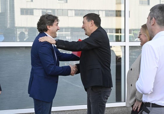 Andueza y Otegi se saludan antes de la reunión entre ambos partidos.
