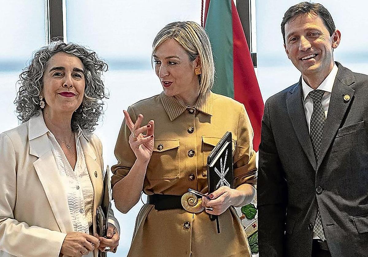 Ibone Bengoetxea, este martes en Lehendakaritza junto a los consejeros María Ubarretxena y Noël D'Anjou.