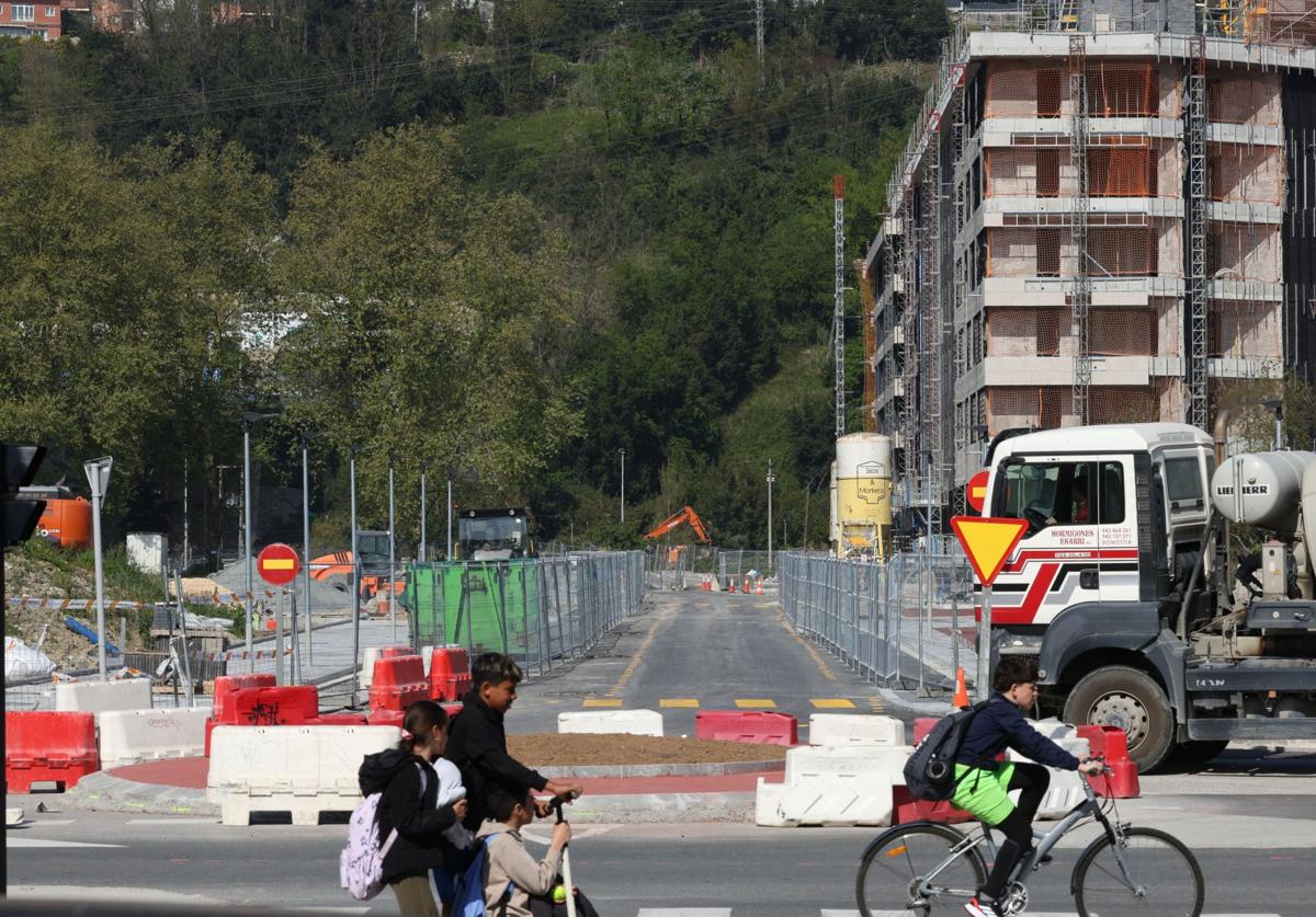Se abre para los autobuses la principal vía de circulación del nuevo barrio de Ciudad Jardín