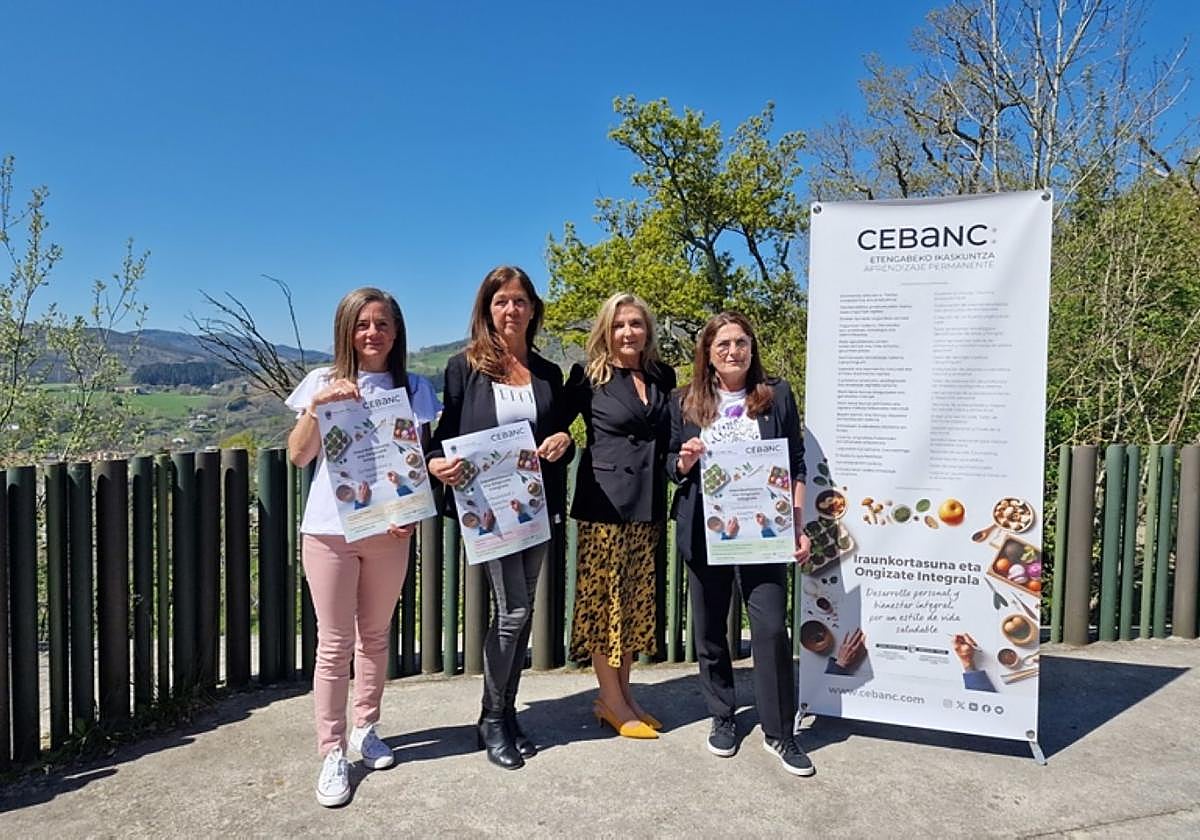 Integrantes de Cebank y Arantxa González en la presentación de la Antigua.