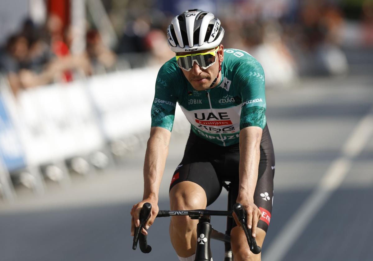 Almeida, sincero en meta tras proclamarse nuevo líder: «No iba súper, pero todo el mundo iba cansado y ha sido suficiente»