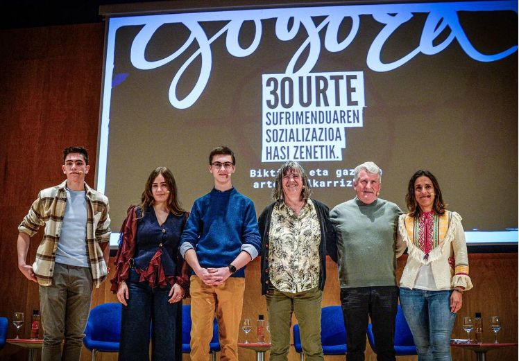 Tres alumnos y tres víctimas han participado en la mesa redonda en el BEC.